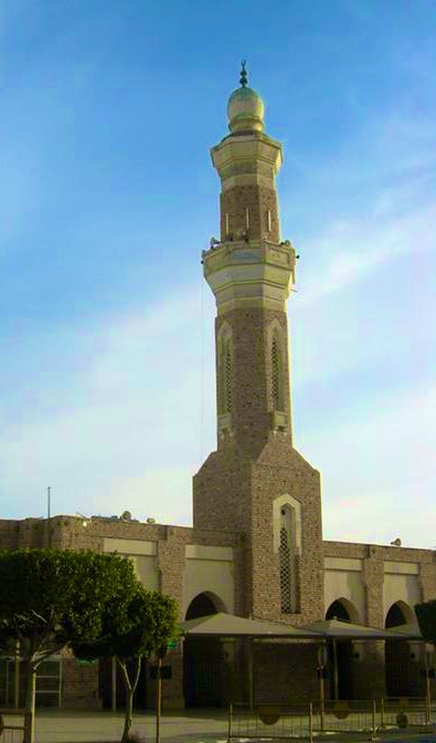 asufyane's tweet photo. الكون ضجّ
فأحسنوا الإنصاتا
يا سائرين إلى الفَنا أشتاتا

في مسجد العباس
خمس دقائقٍ تكفي
لكي نتعلم الإخباتا

بجواره السادات
كانوا أنجماً
واليوم صاروا أعظما ورفاتا

ومودَّعون تُقِلّهم أكتافنا
أمواتُ منّا
تحمل الأمواتا

وعلى وجوه الناس
أقصر قصةٍ
ولد الفتى..
عاش الحياةَ..
وماتا! https://t.co/SJn10vXnvN