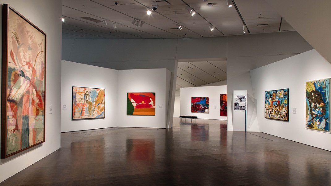 Vamos a ver una serie de artistas que pertenecieron a La Escuela de Nueva York, el “Expresionismo Abstracto”.Todas distintas pero bajo algunas premisas similares: El arte expresa, y es asunto de materia, trazo, color, exploración y pasión.