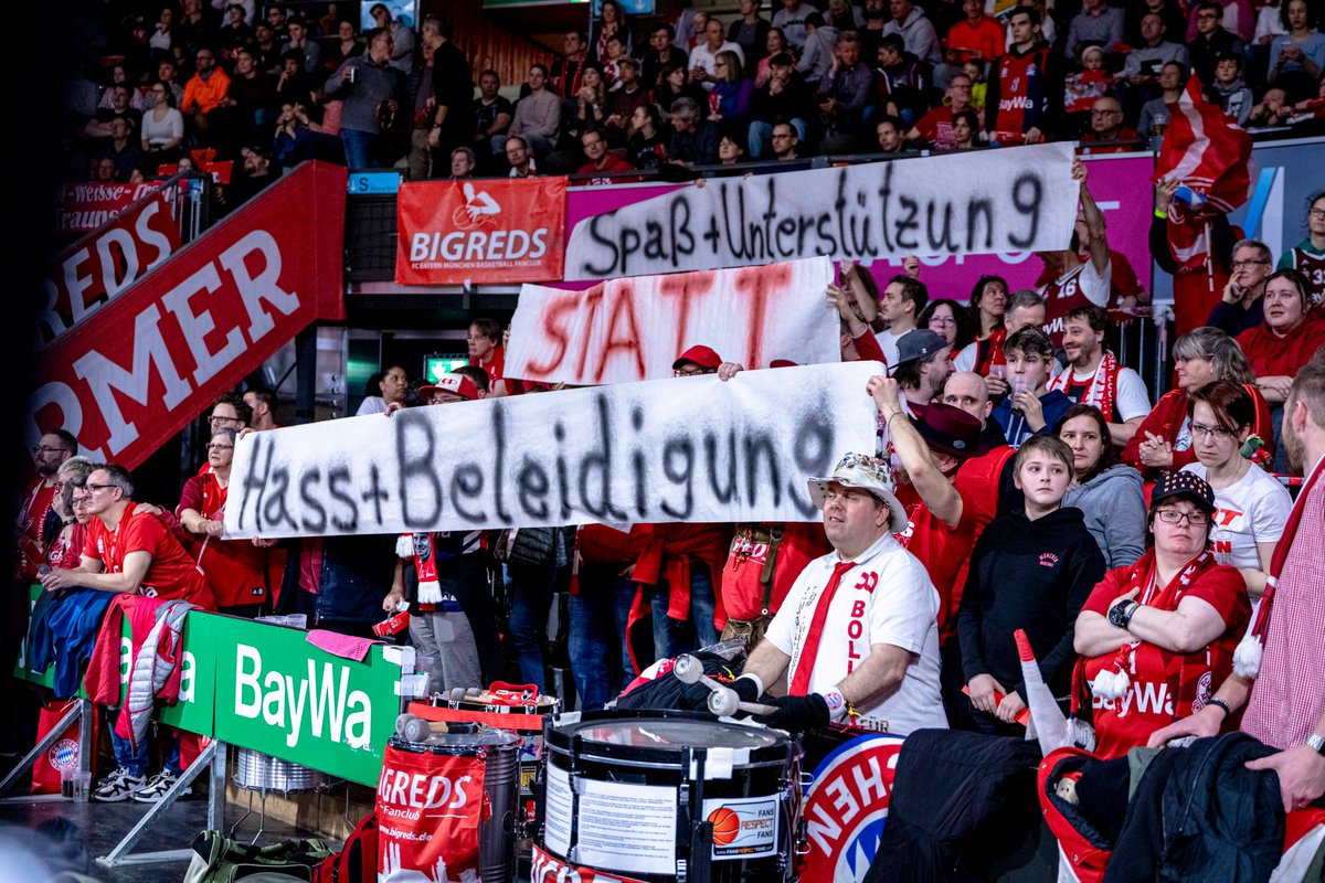 FCBBasketball's tweet photo. 🔴𝙂𝙀𝙂𝙀𝙉 𝙃𝘼𝙎𝙎
⚪𝙅𝙀𝘿𝙀𝙉 𝙍𝙀𝙎𝙋𝙀𝙆𝙏𝙄𝙀𝙍𝙀𝙉

#Fairplay #Respect #FCBB // Foto: #Eirich https://t.co/NKjnxImLrz