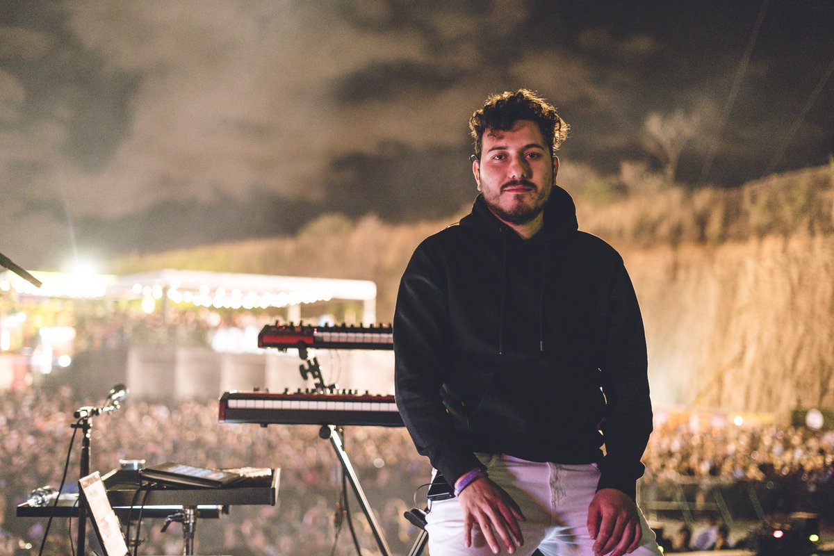 Fonseca's tweet photo. Pura vida Costa Rica🇨🇷 Gran noche en el @picnicfestcr 🤟🏼#TourSimplesCorazones 📸 @camilobaezph https://t.co/JziDeCTrC8