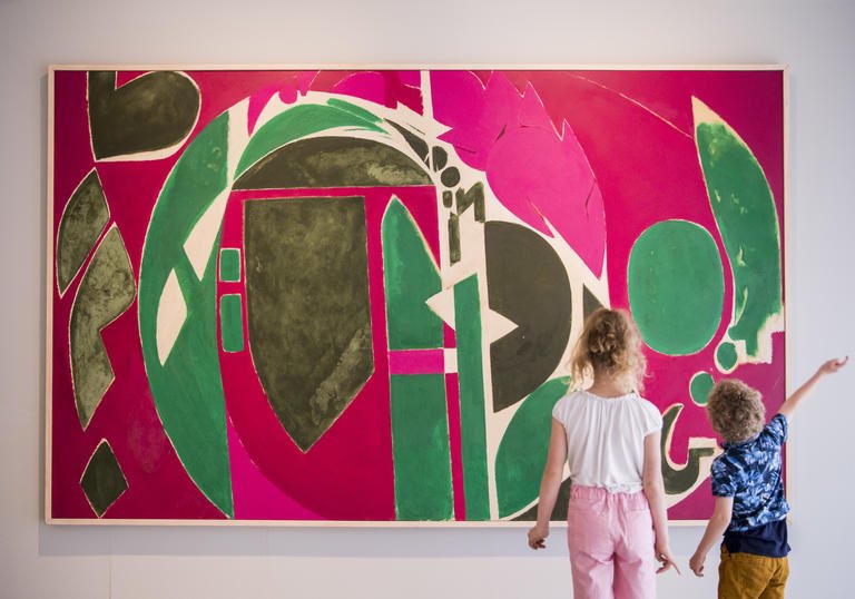 Lee Krasner (EEUU. 1908-1984)Pintora formada y estudiosa de las vanguardias europeas, era autoexigente y muy crítica, lo que la llevaba a probar con diversos lenguajes y formas de expresión. Pasa por estilos abiertos y líricos llegando hasta modelos más geométricos y oscuros.