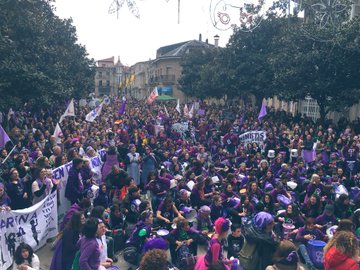 En_Marea's tweet photo. @maria_chao_mart Hoxe #Verín desbordou #feminismo 

Hoxe berramos para poñer en valor os coidados e a súa importancia: "Sen nós, o mundo para" https://t.co/LJ5GSfOWmO vía @prazapublica
 
Menos "cafés con @FeijooGalicia" e mais atender as demandas feministas @ppdegalicia
 
#EmerxenciaFeminista https://t.co/SGlluLzx5I
