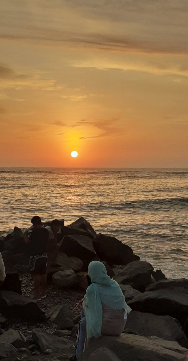 cesartraveler's tweet photo. Amazing stunning sunset. A walking day life. Travel ever 👣👣🌞 https://t.co/VSxIIH9WJ2