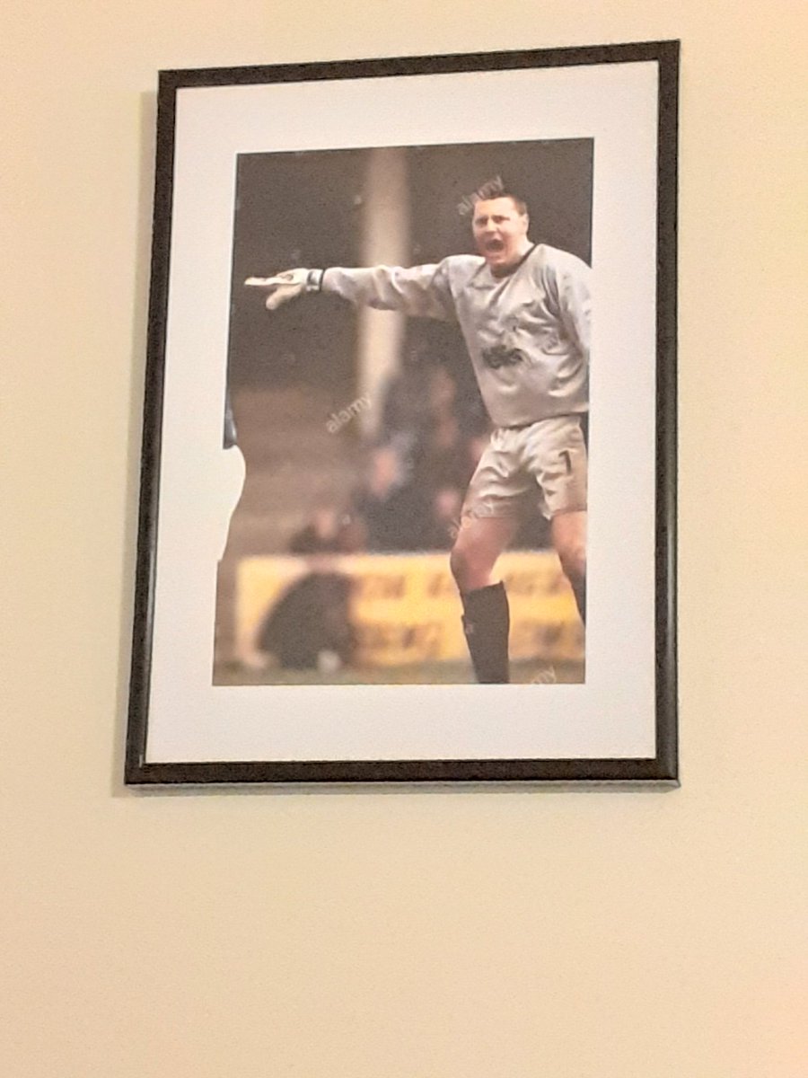 GitbTime's tweet photo. There's a new frame at HQ!! Courtesy of @machelrachel 😊
Here's her choice, big Vince Bartram, adorning the wall...
#Squeeeeeze #gills #gfc https://t.co/qm3UPrhhvU