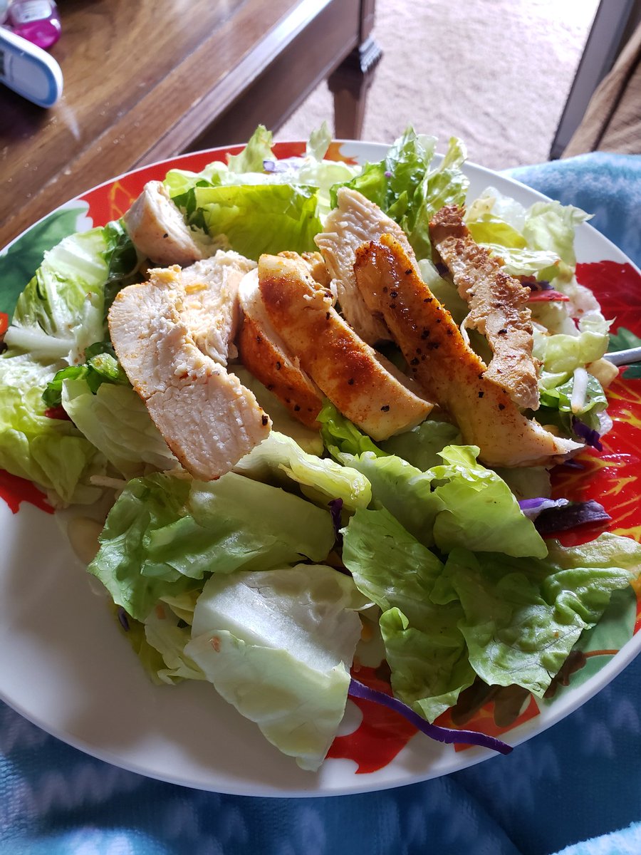 KayFitnessBlog's tweet photo. #LunchTime chicken and salad. #firstmealtoday #yummy #healthylifestyle #HealthyFood 240 calories. https://t.co/COXNhu5mgM