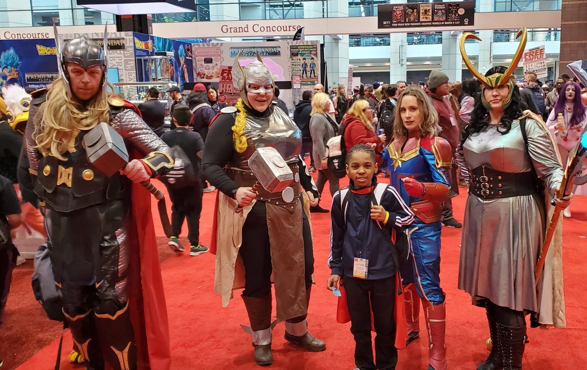 WendaRoyal's tweet photo. Thanks Mr. Brown for celebrating @Sshorefinearts afterschool students' love for reading at Chicago Comic and Entertainment Expo. @ChiCommSchools @LDMcDade @janicejackson #Allreadingcounts https://t.co/EXwbOpi9FL