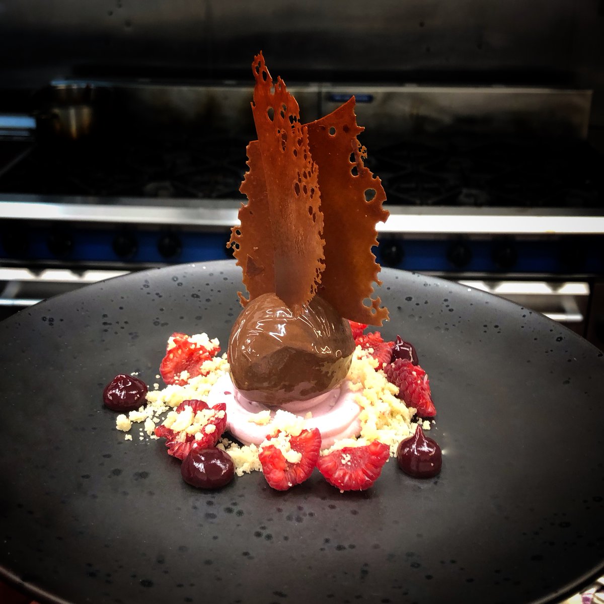 markhammoorinn's tweet photo. Dark chocolate mousse, raspberry meringue, chocolate shards, raspberry curd
.
.
.
#chocolate #foodie #desserts #food https://t.co/tyyMYvLJ5P