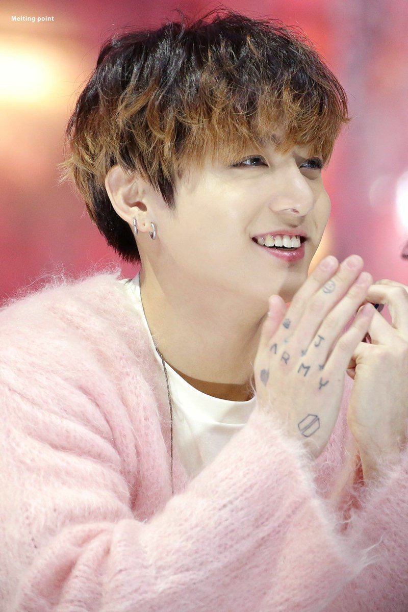 DTheth's tweet photo. @BTS_twt Oh, now I'm curious what happened with his hand..? ㅎㅎㅎ https://t.co/T1Pe6Kog55