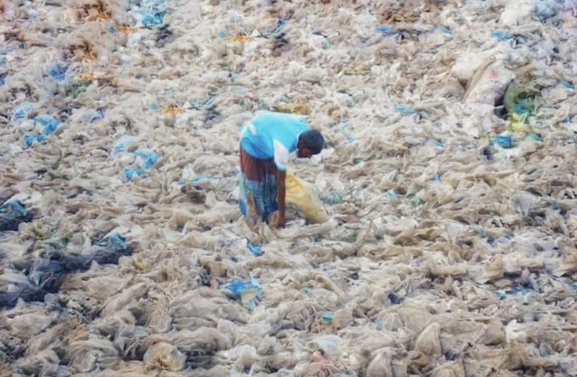 EnviroThinkNow's tweet photo. The largest market for plastics today is packaging materials. That rubbish now accounts for nearly half of all plastic waste generated globally—most of it never gets recycled or incinerated 😢

Hopefully one day single use plastics will be a thing of the past 

#savetheearth https://t.co/WvePxNxxuS