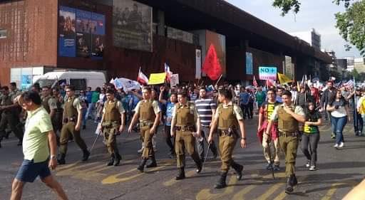 Jaime_Bassa's tweet photo. Y así queda en evidencia que el llamado del Gbo a condenar la violencia no es honesto, pues solo tiene fines políticos: manifestantes del rech4zo marchan armados y con escolta policial. https://t.co/u1saEjq9jY