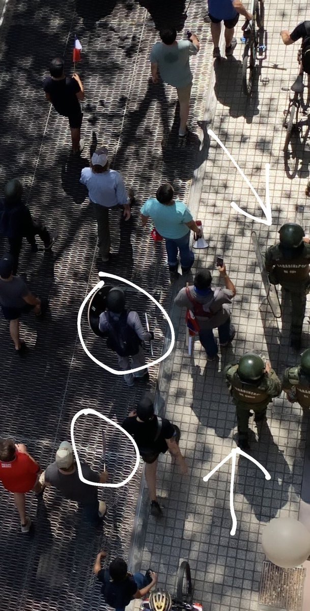 Jaime_Bassa's tweet photo. Y así queda en evidencia que el llamado del Gbo a condenar la violencia no es honesto, pues solo tiene fines políticos: manifestantes del rech4zo marchan armados y con escolta policial. https://t.co/u1saEjq9jY
