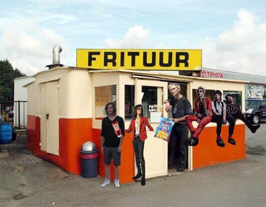 frietkotroyale's tweet image. we 🤣 hanging out at the frietkot 🥰💕 frietjes forever 🍟
