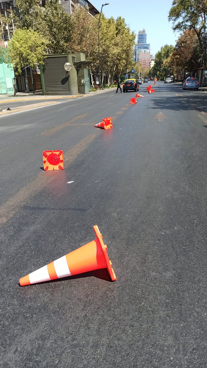 ciclorecreovia's tweet photo. En este estado quedó, luego de una caravana de manifestación hoy a las 13.45hr. en Av Providencia, el material q CicloRecreoVía instala los domingos para brindar seguridad a las personas.
No nos queda más q pedir respeto por los niños y familias que participan en CicloRecreoVía. https://t.co/T8ggMlg5zw