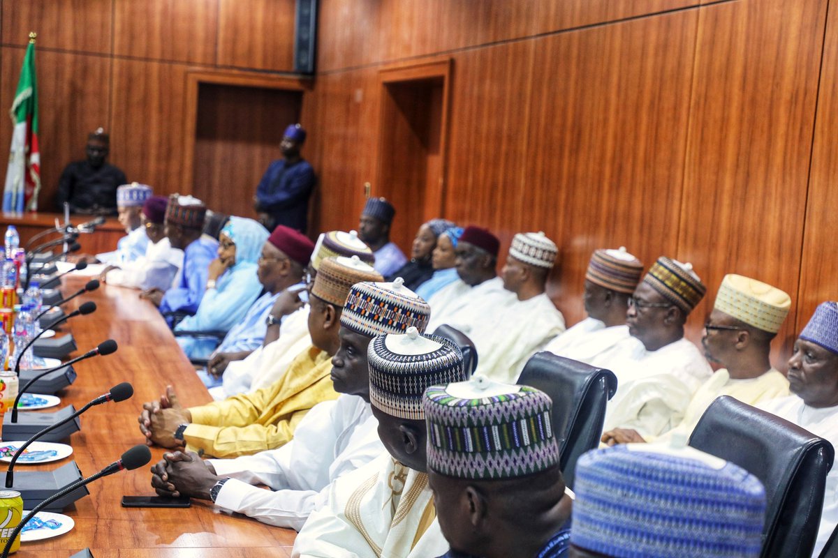 bundi58's tweet photo. Boko haram: Abuja-based Borno, Yobe indigenes visit Zulum in Maiduguri

Indigenes of Borno and Yobe State, amongst them elders, national assembly members, former ministers and federal officials were in Maiduguri today Sunday, for meeting with @ProfZulum
https://t.co/52WORtgle5 https://t.co/CIKc88ckcb