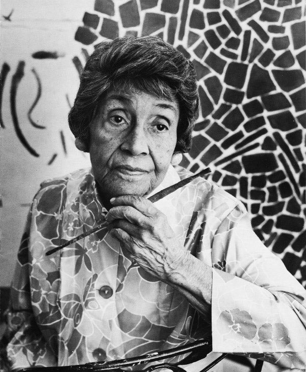 Alma Thomas (EEUU. 1891-1978)Enfrentada a dobles dificultades por ser mujer y afroamericana, Alma logra estudiar arte tras un periplo. Se convierte en representante del “Color Field”, estudiosa de Matisse y de los coloristas europeos, alma creó obras donde color y forma priman.