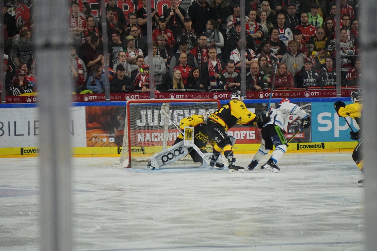 funsharks05's tweet photo. Schiri Entscheidungen wieder sehr gegen die Haie. EIN Tor noch für die Haie und somit 4:1 Endstand. Da Augsburg heute gewonnen hat, ist die Saison quasi dennoch vorbei #koelnerhaieofficial #straubintigers #haielive #aufgehtsHaie https://t.co/XxSZJ6yK6q