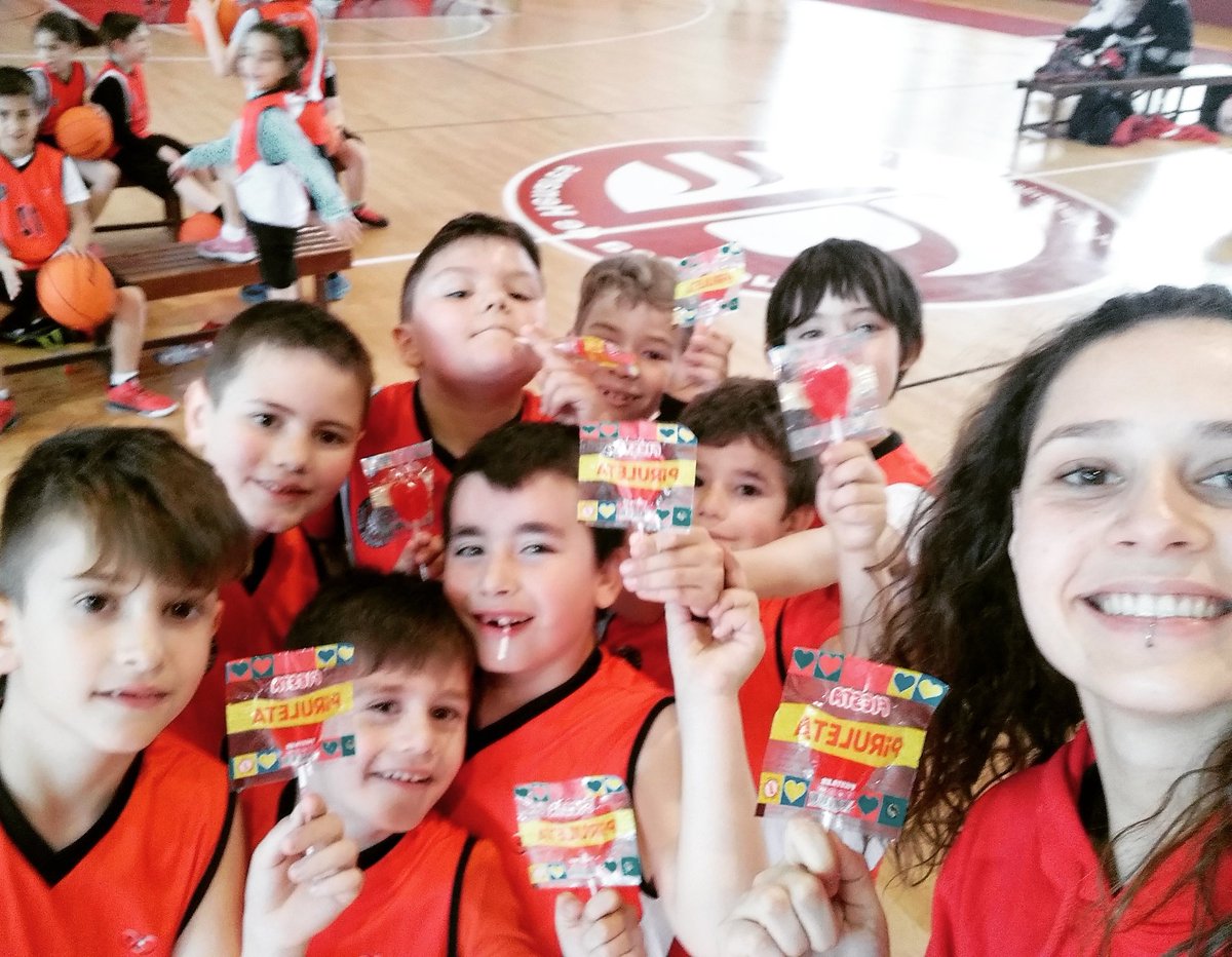 ClubRojiNegro's tweet photo. Felicidades a Lucas que hoy es su cumpleaños y nos ha invitado a todos a piruletas 😊
♥️🖤 https://t.co/aKPko2Zk7E