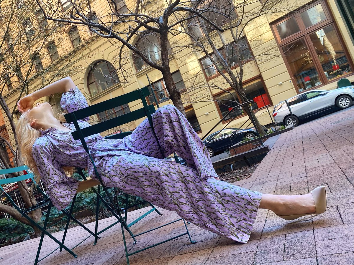 Kat_McNamara's tweet photo. Sunday in the park with #HappyxNature... 🍃🌼 #chairyoga #wheninNYC @HappyXNature https://t.co/u81oB5LTeW