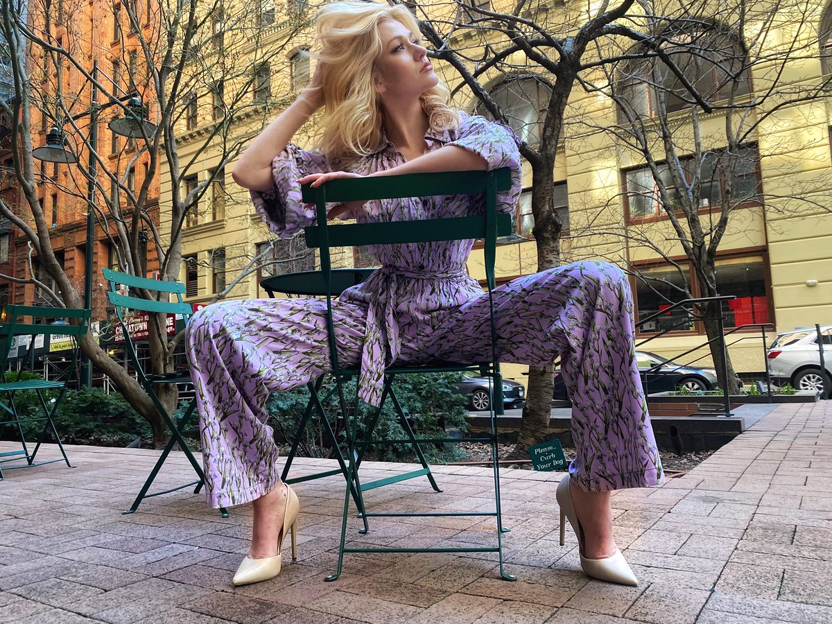 Kat_McNamara's tweet photo. Sunday in the park with #HappyxNature... 🍃🌼 #chairyoga #wheninNYC @HappyXNature https://t.co/u81oB5LTeW