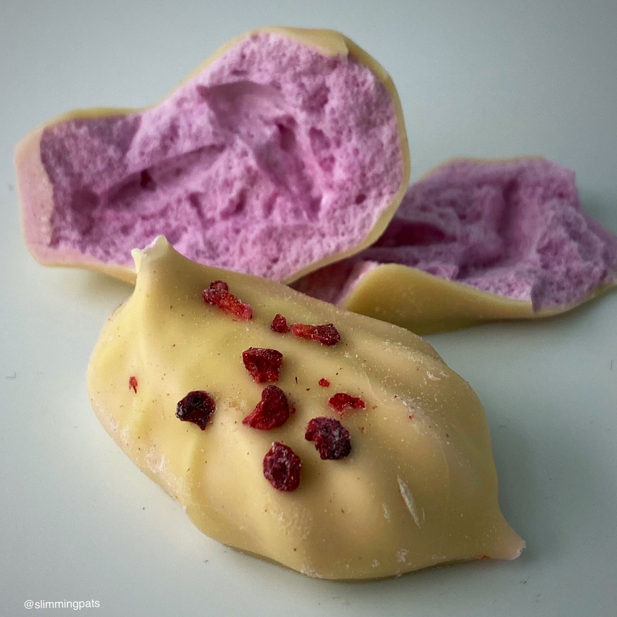 Delicious #flowerandwhite meringue yogurt &amp; berries for this #SundayMorning breakfast #sw #swuk #slimmingworld #slimmingworlduk #weightlossjourney #meringue  <a href="/flowerandwhite/">Flower & White</a> 💗💗
