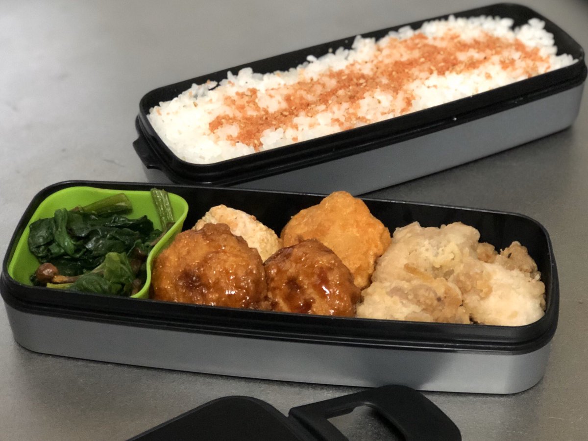 夫の弁当に使う冷食は買い物時に夫自身に選ばせているのですが、好きなものを適当に選ぶので帰ったら同じ物があるとかざらでして。
そして今朝、夕食の残りの唐揚げを詰めたところで気づいた冷食のラインナップ状況がこれ。
チキン食べ比べ弁当を夫は大喜びで持って行きました…。 