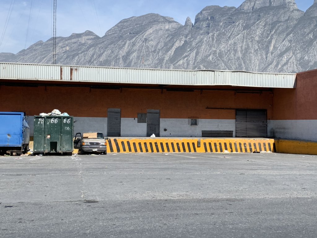 amange1's tweet photo. @Cicmty @TiendaSoriana @stacatarinagob @_CastilloHector @multimediostv @OrgSoriana 1 de marzo 2020 no cambia la situación con #sorianalafama continua acumulando basura en contenedores abiertos, olores y moscas con los vecinos sin importar a nadie ojala y actuen @nuevoleon https://t.co/w4NswNol7c