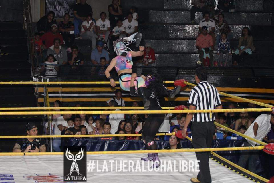 LaTijeraLucha's tweet image. Contienda femenil, #AyakoHamada lleva a la victoria a sus compañeras #Lolita y #MissDelicious, quienes realizaron grandes lances hacia fuera del ring para neutralizar a #Miku y la cumpleañera #DiosaQuetzal, mientras en el ring cayó #MaryCaporal ante la hijo del mítico #GranHamada