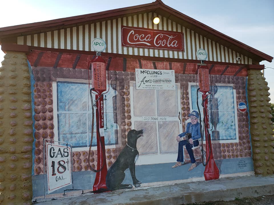 ApcoOil's tweet photo. Artistic mural depicting an old APCO gas station located on the side of McClung's Corner Cafe in Lawton, Oklahoma, next door to Ann's Country Kitchen. There were apparently "Cold Drinks Inside"! 🥤 https://t.co/uqT2y8AbWu