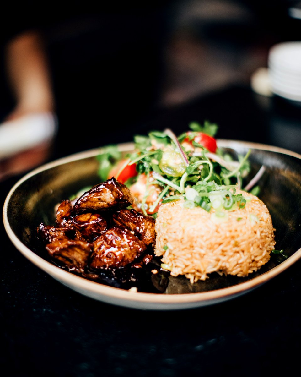 Sunday night dinner at Little Sister to end your week on a high note ✨ 
.
.
.
.
#littlesisterMB #manhattanbeach #southbay #eaterLA #foodies #eatmunchies #LAist #YelpLA #eeeeeats #latimesfood #munchies #eatguide #noleftovers