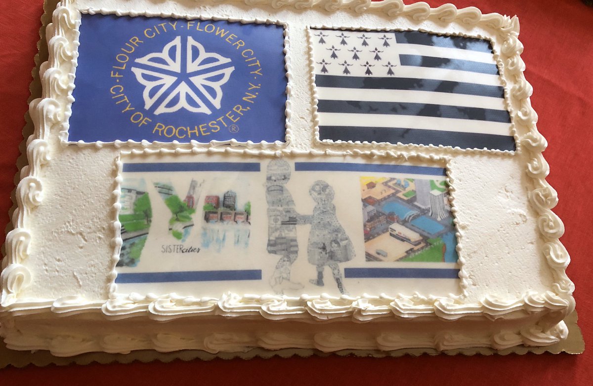 ISCORnews's tweet image. Merci to the @NazarethCollege Maison Française for organizing an exhibition of the student artwork from this year’s Rennes-Rochester competition! 🇫🇷🇺🇸

View the artwork celebrating the friendship between Rochester, NY, and Rennes, France: fr.calameo.com/read/005971705…