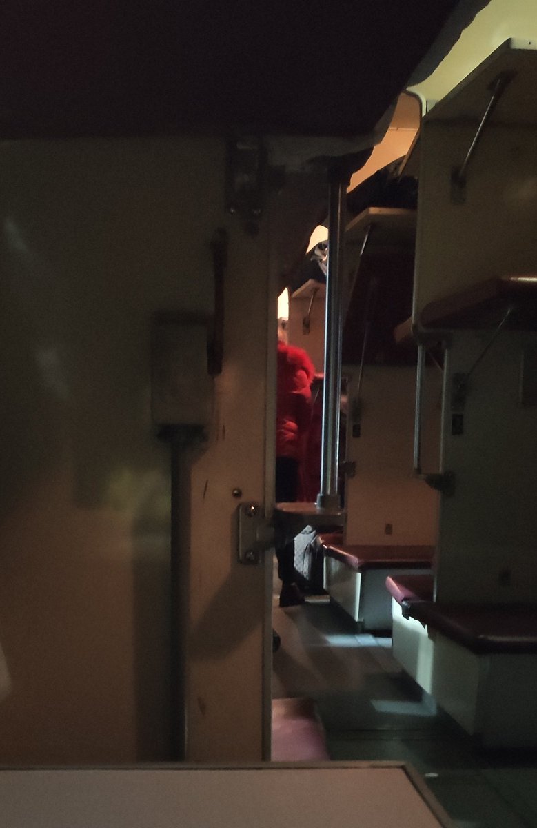 Возвращаюсь домой. Напротив меня сел парень и спросил не против ли я, я ответила, что нет никаких проблем. Мы друг другу понравились, но каждый так стеснялся, что все 15 минут до его станции мы просидели молча. Перед выходом он хотел сказать что-то, а я надела наушники. Зачем