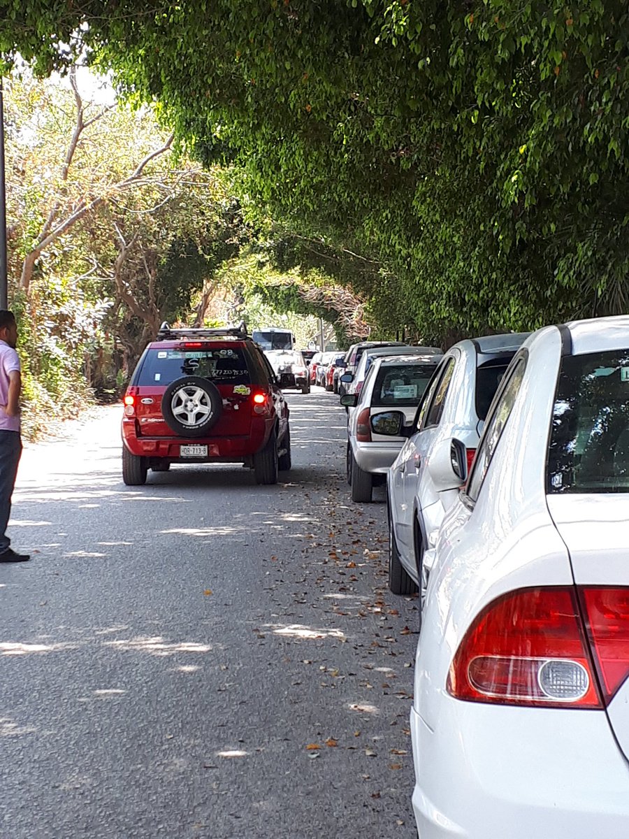 lizziperez1's tweet photo. @CuernavacaGob @JiutepecDe  no es posible que esta gente  sea dueña de la calle afectando el tránsito a su antojo cada domingo. Para donde se va la mordida??? Más de media hora atorados. Campo de americano cerca de Jardín Huayacán. https://t.co/KYq4793ftQ