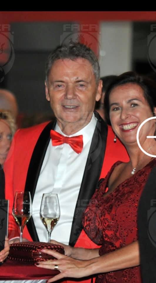 TCKO009's tweet photo. K Berbrovým dorazil začátek devadesátých let už letos. Ředitel cirkusu se nechal vyfotit s cvičenou medvědicí a moc moc jim to slušelo. https://t.co/gCv0AEwpFt
