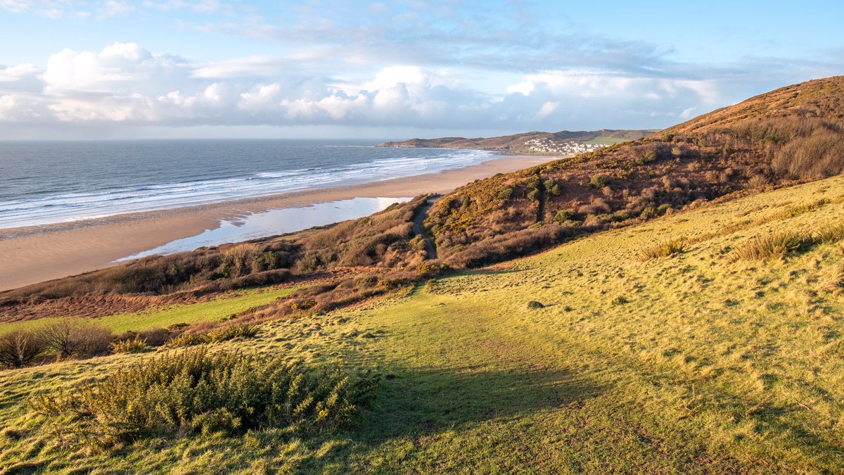mcsparkyj's tweet photo. The gorgeous golden Sunday evening view as the sun descended, looking towards #woolacombe from the (very) steep path to #Pickwell and looking over the end of Marine Drive #northdevon https://t.co/VJO02b1my2