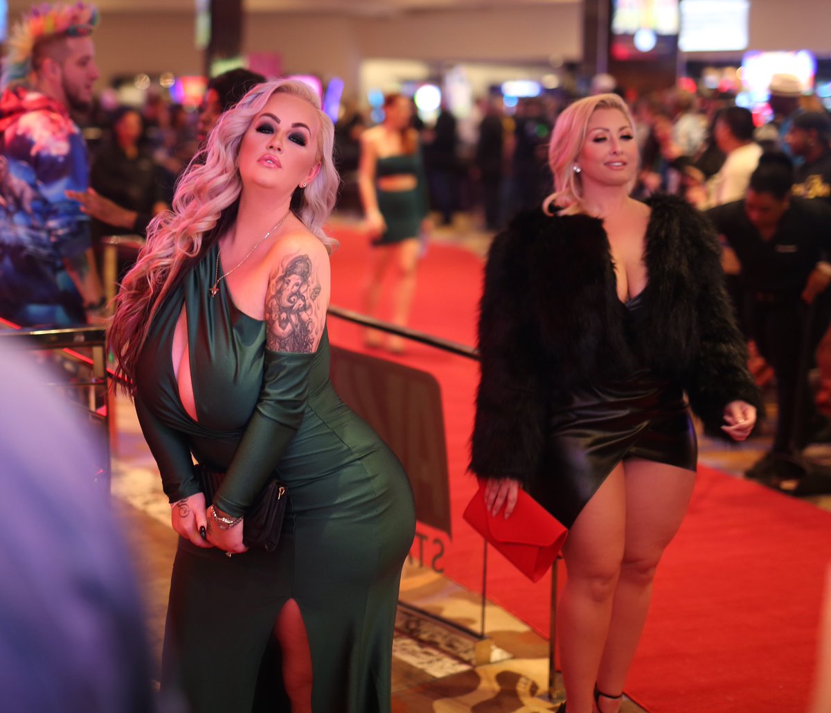RED CARPET @kendra_kox @mz_dani_em_cee YOU TWO SHOULD HAVE BEEN ON THE A+ C...