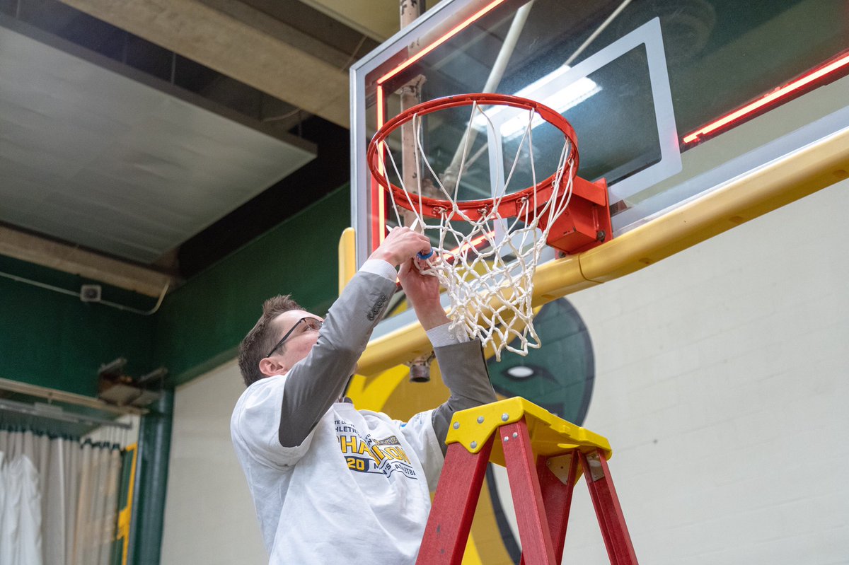 PeterFarkas_'s tweet image. waited four years for this! no better feeling. SUNYAC CHAMPS! 💍💍