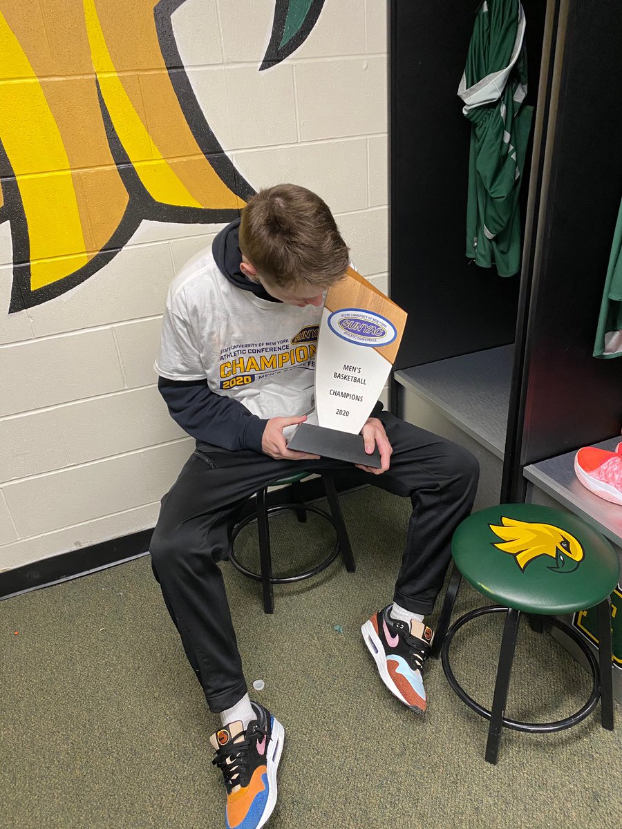 PeterFarkas_'s tweet image. waited four years for this! no better feeling. SUNYAC CHAMPS! 💍💍
