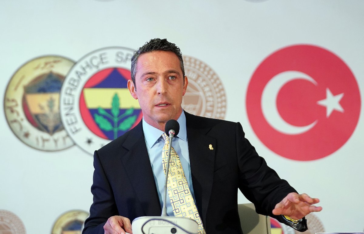 Mehmetere5's tweet image. Patron sendr git artık sal bizi FENERBAHÇE spor kulübü senin aile şirketin değil bize verdiğin sozlerin hiçbirini tutmadın .ilk senende bu takımı kümeye gönderiyordun 2.sende de ezeli rakibimize olan 20 yıllık seriyi sonlandırdın .yaptığın transferlerin hepsi vasat #KACT