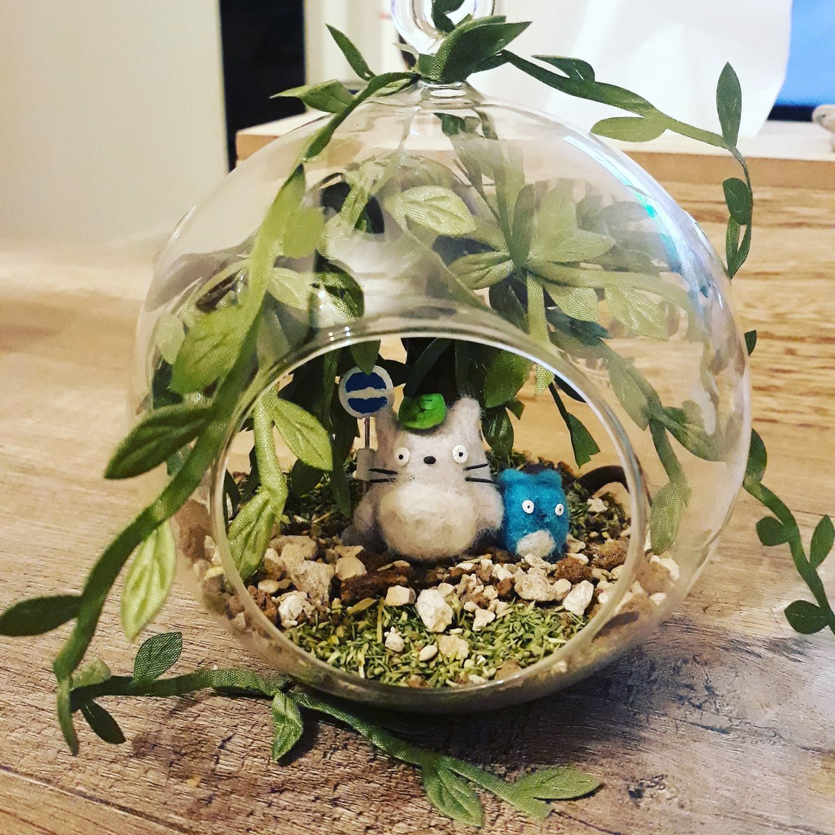 KhaleesDen's tweet photo. Terrarium Totoro
#craft #felting #totoro #miyazaki #terrarium https://t.co/dazLHsVKnQ