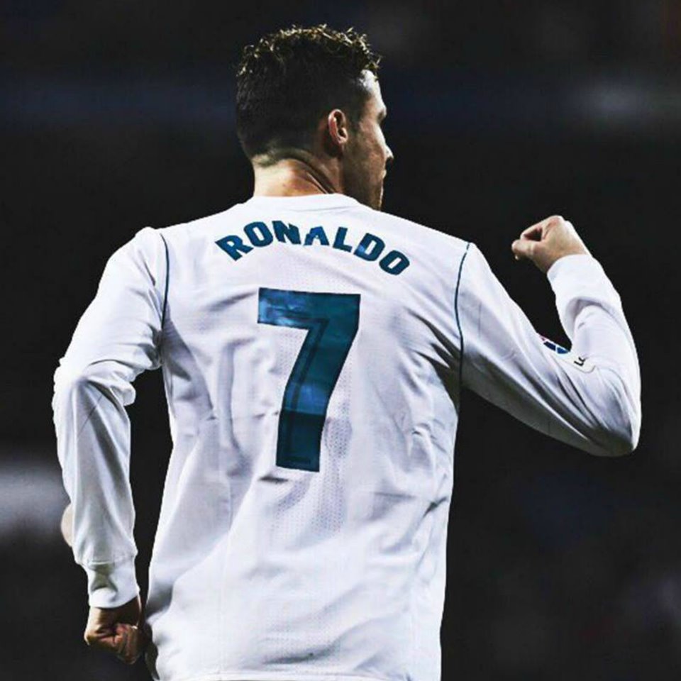 InvictosSomos's tweet photo. De regreso a la que SIEMPRE será su casa. Cristiano Ronaldo presente en el Santiago Bernabéu para ver El Clásico y apoyar a sus ex compañeros. ETERNO MADRIDISTA. https://t.co/ydK1vy0eSW