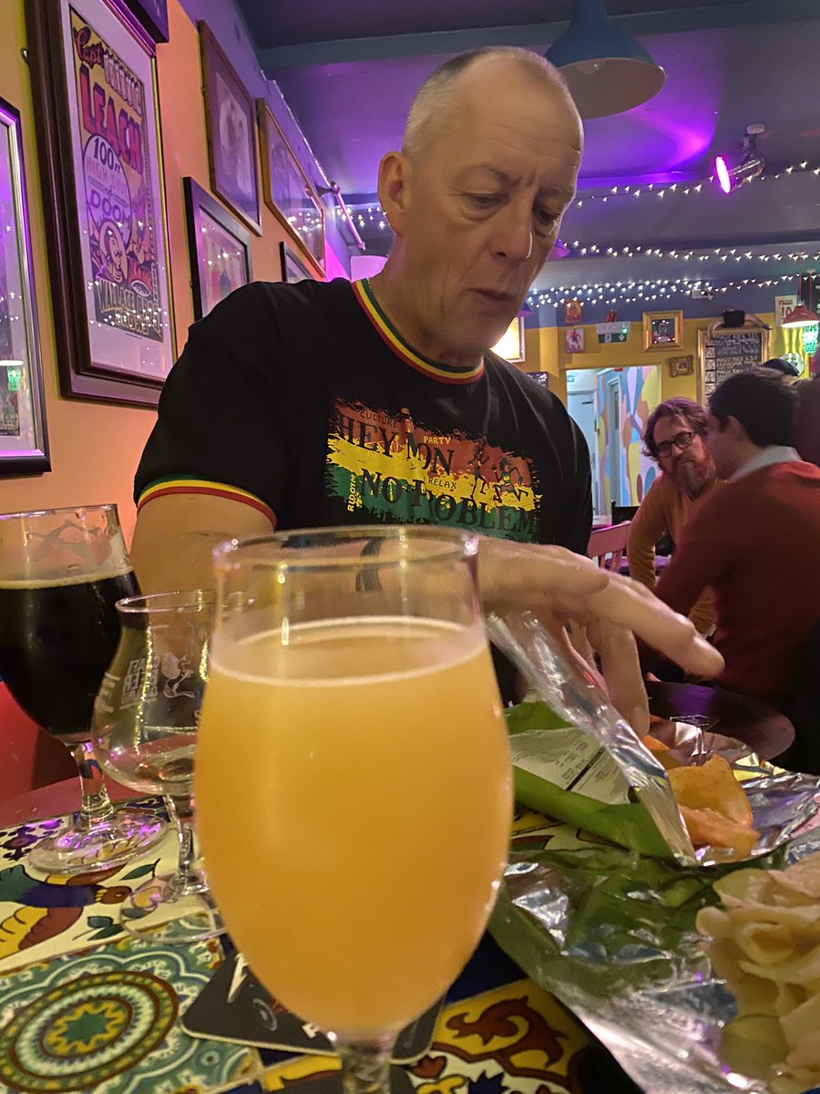 Petunia_Jolt's tweet photo. Enjoy a lovely 2/3rds of DDH Pale @cloudwaterbrew except that dick head is narf crunching his quisps 🤣 @MeanEyedCatNCL #barhim !! @classicminipup https://t.co/zmlVBG0gWl