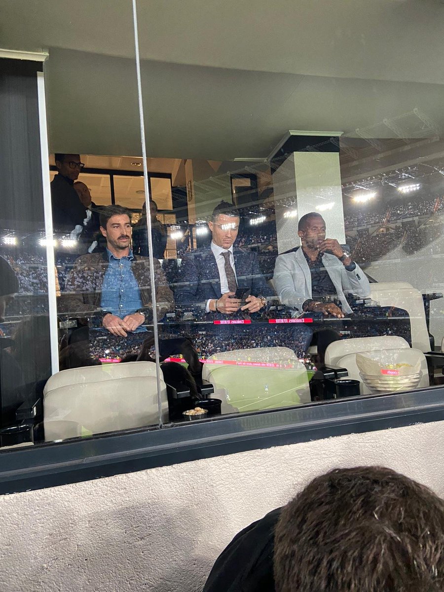 ESbeINSPORTS's tweet photo. Cristiano Ronaldo en el palco del Santiago Bernabéu. Listo para ver #ElClásico 

#beINCLÁSICO 

📷: @carrusel https://t.co/F03XZwbf5X