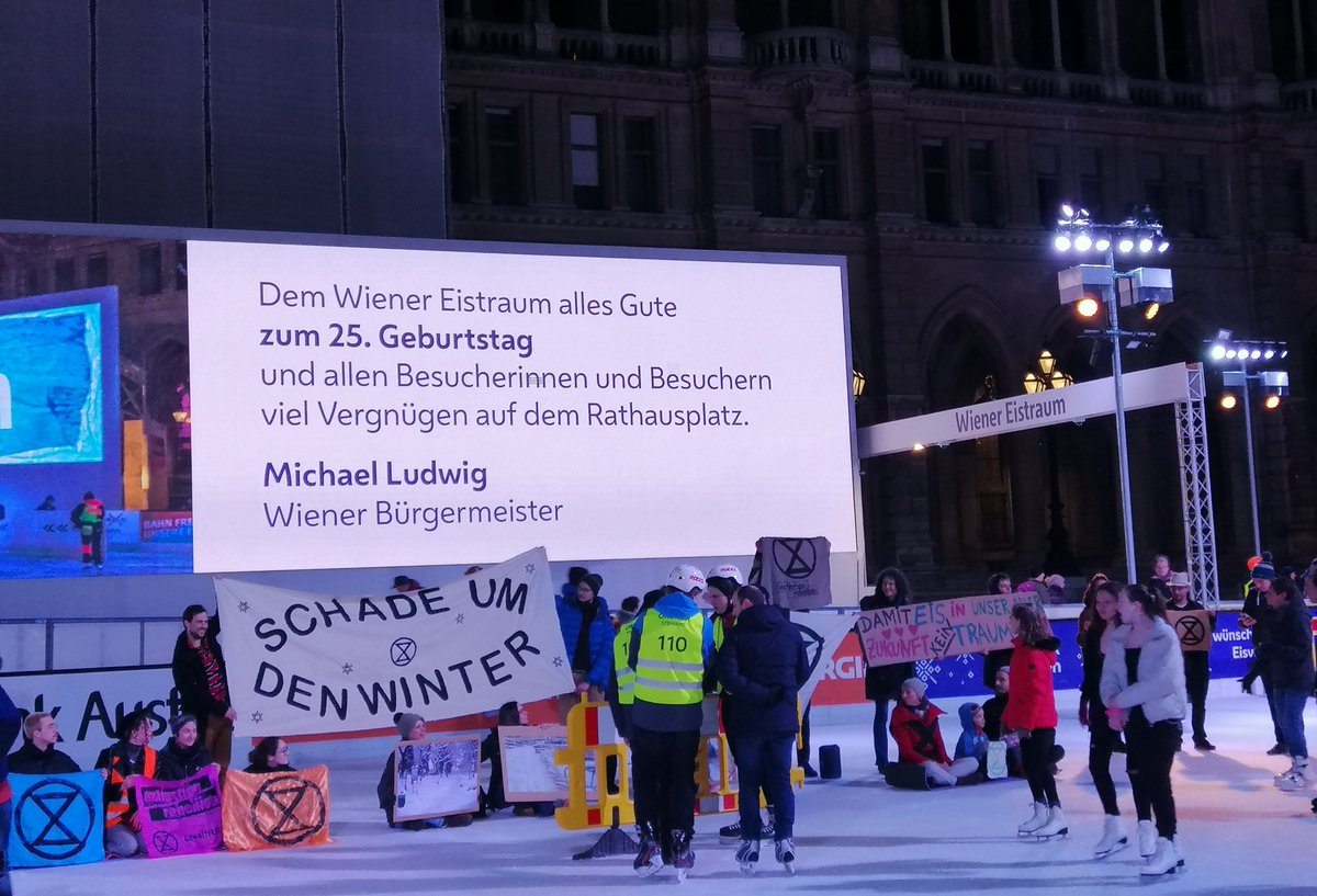 pathafne's tweet photo. #ExtinctionRebellion geht davon aus, dass der Wiener Eistraum auch zum Klimawandel beiträgt. Die Demonstranten weigern sich standhaft, ihre Transparente einzupacken. #Vienna #Wien #Eistraum https://t.co/hU0FpexqlQ