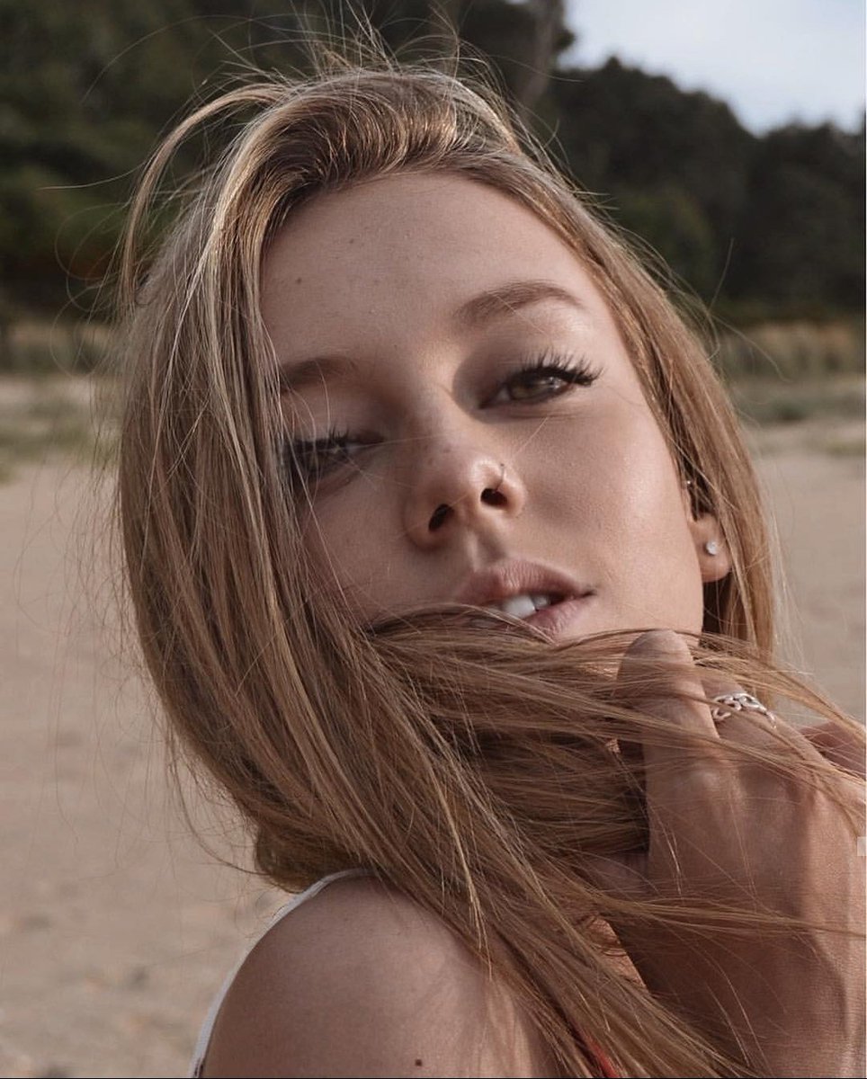 𝑨𝒊𝒏'𝒕 𝒏𝒐 𝒔𝒖𝒏𝒔𝒉𝒊𝒏𝒆 𝒘𝒉𝒆𝒏 𝒔𝒉𝒆'𝒔 𝒈𝒐𝒏𝒆.

#FreeRol #sexrol #Fakeworld
