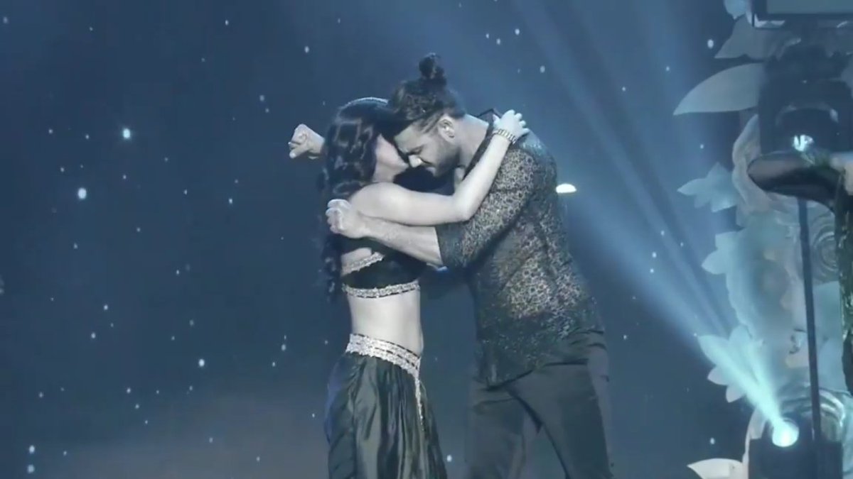 UshaKunwar8's tweet photo. Todays performance of #ViRima was full of love, passion, emotion their intensed eyes said it.. I'm literally crying during the performance and conversation and now too when I wrote these words. 😭😭😭 Ooh God bring them together forever 🙏🙏🙏 #VishalAdityaSingh #MadhurimaTuli https://t.co/mRaZutniVC