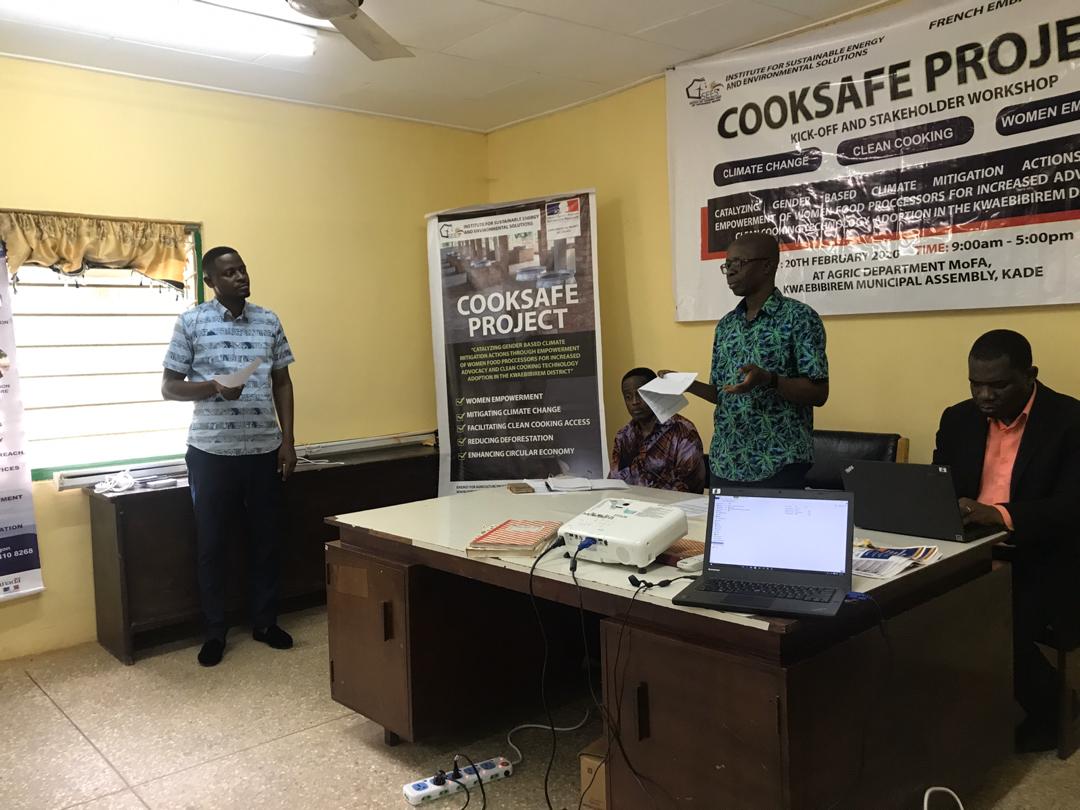 IseesGhana's tweet photo. Stronger local partnership for the #Cooksafe_Project in the #Kwaebibirem_District_Assembly Coordinating Director, #Business_Advisory_Center, #Solidaridad & #Kwaebibirem_Rural_Banks collaborate to promote #clean_cooking for women in palm oil processing. Thanks to @FranceandGhana https://t.co/NQPDwU3blg