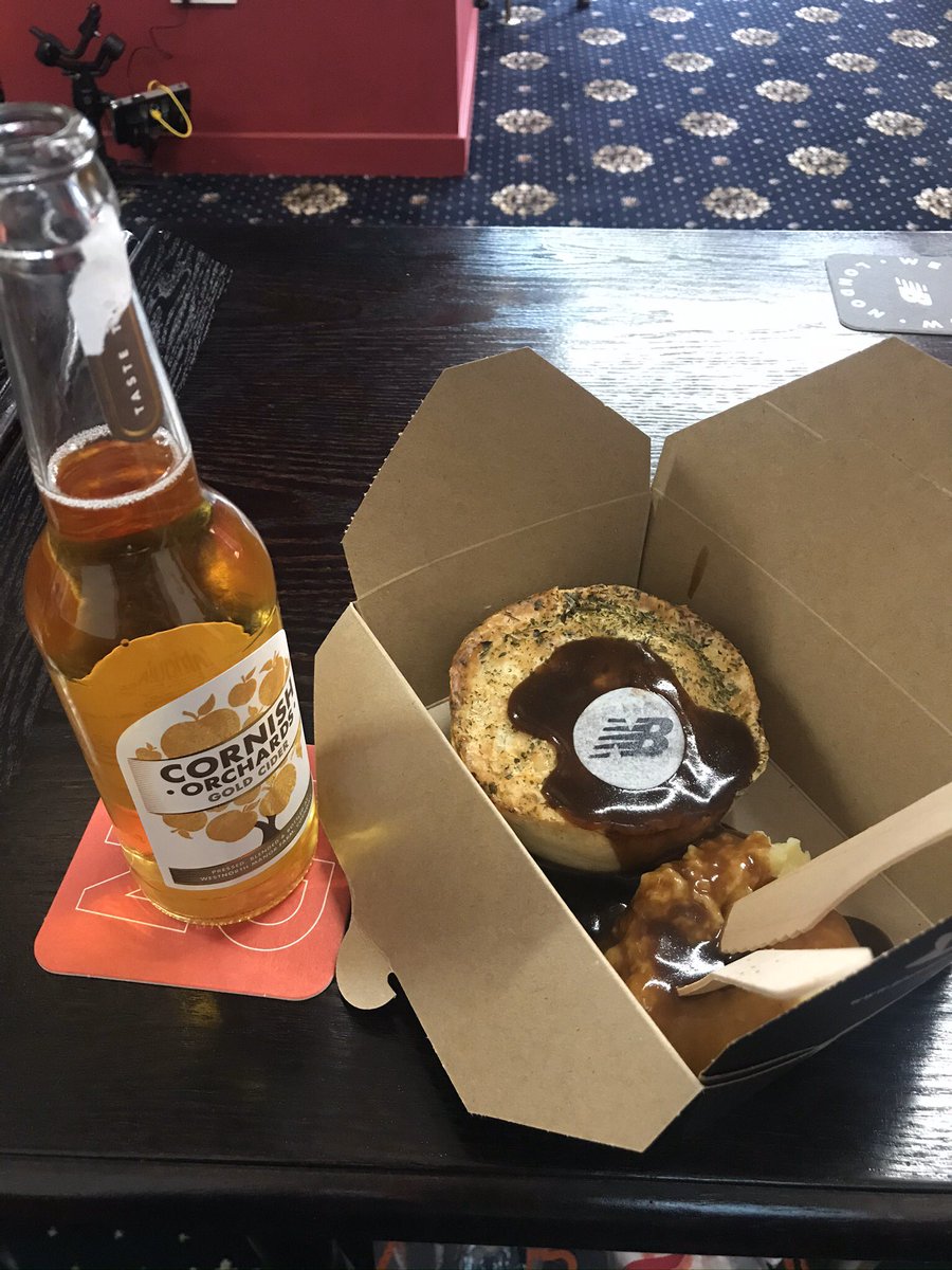 marlandface's tweet image. @OfficialBigHalf done ✅ loved it. Beat last years time by 1 min 30. Then got a free cider and pie from @NewBalanceUK Runaway Pub. Powered myself with  @MaurtenOfficial stuff amazing #MovedByLondon #runnb