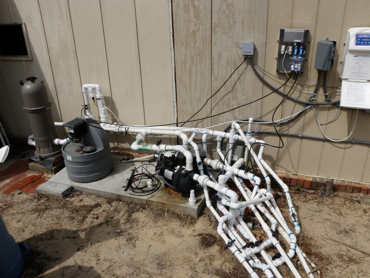 PlumberEathan's tweet photo. Just a heads-up, swimming pool systems should not be this crazy. https://t.co/4TgrsasbAS