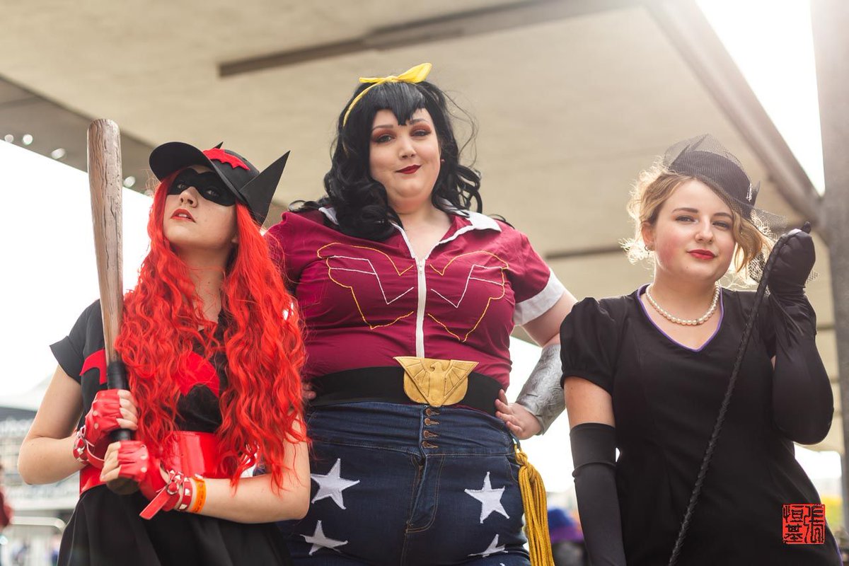 FoodAndCosplay's tweet photo. DC Bombshell Group 

#Cosplay by clozplay, elo_cosplay &amp; jeffacakescosplay (All IG)
Photos by @FoodAndCosplay
Taken at @MCMComicCon London 19

#bombshells #bombshellscosplay #dc #dccosplay #catwoman #wonderwoman #batwoman #catwomancosplay #wondereomancosplay #batwomancosplay https://t.co/kNdgUR2Llz