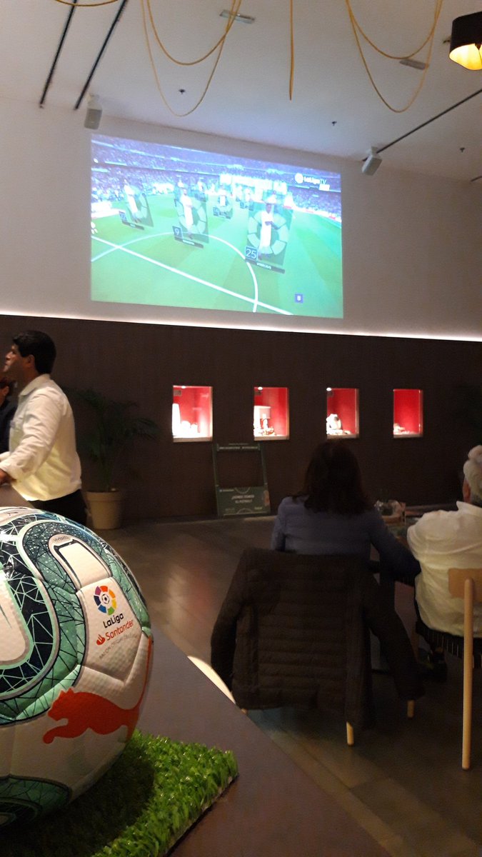 MPassola's tweet photo. A punto para el súper clásico
@MeliaBcnSky @MerkadoBCN #meliaconfutbar #FutbolMelia https://t.co/kS1Ph5lTvO